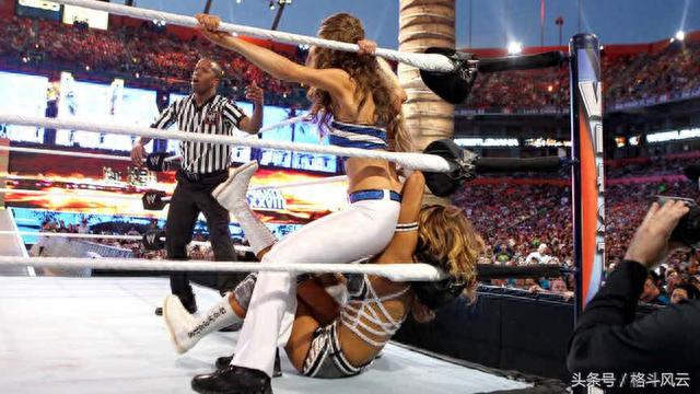 WWE摔角狂热摔迷最火辣的时刻，拉娜的首秀让老公头疼！