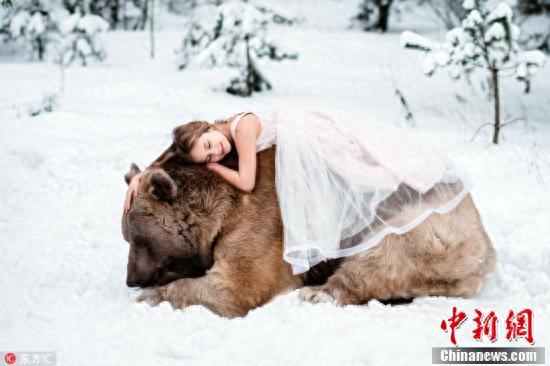 萌娃与棕熊亲密互动 俄上演现实版“美女与野兽”