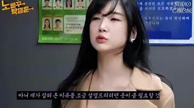 韩国网红女主播，只穿内衣弹钢琴，不承认自己低俗，反驳说是艺术