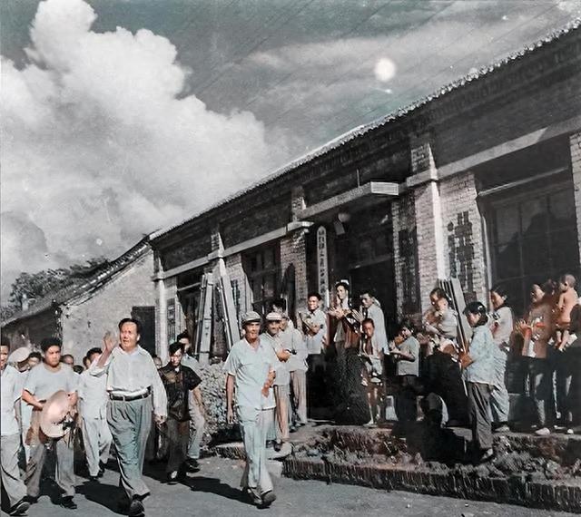 1958年，毛主席在天津吃烤鸭，不小心被饭馆对面的楼的妇女见到了