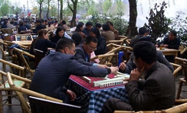 安徽安庆，喝茶打麻将成了日常，遍地是美女，你认可吗