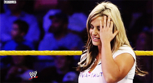 用GIF看WWE巨星美女的百态，CM朋克曾经现场把观众给打了