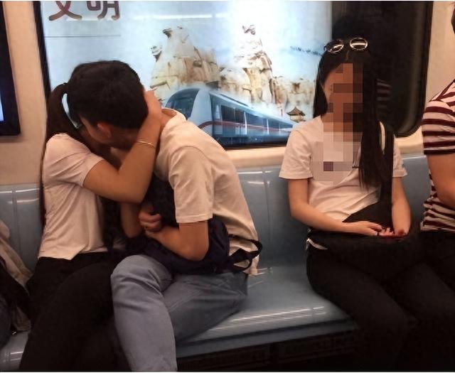 陶醉：地铁上激情相吻还摸胸，女子闭眼，网友直呼：差张床
