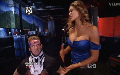 用GIF看WWE巨星美女的百态，CM朋克曾经现场把观众给打了