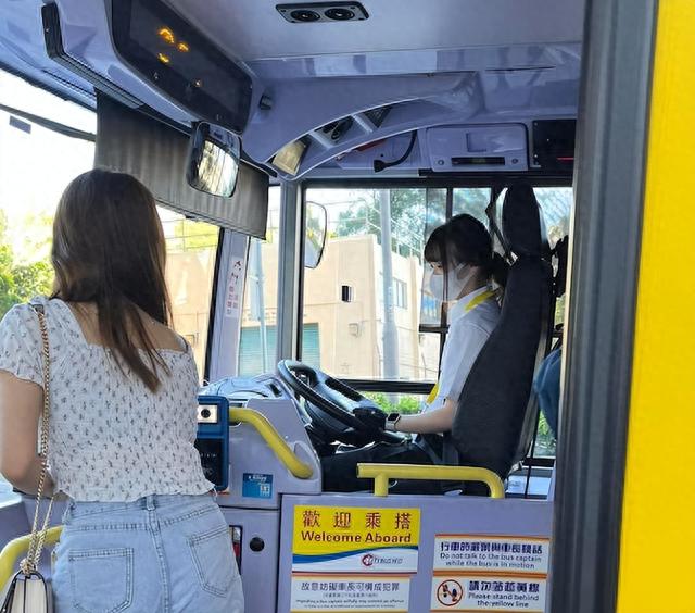 香港惊现美女巴士司机，驾车照片被疯传，网友直呼恋爱了