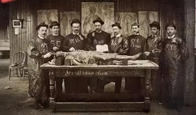 解剖者说｜脱衣舞女郎慰问证券交易所，19世纪的“尸体解剖室”…