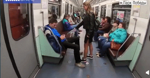 看到地铁上岔开腿坐的男人，就往裆部泼水的美女，竟是俄选美冠军