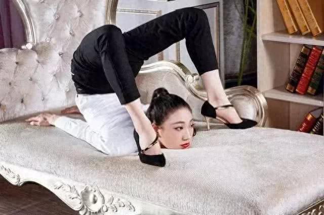 她是中国第一柔术美女，高难度动作对她家常便饭，普通人不要模仿