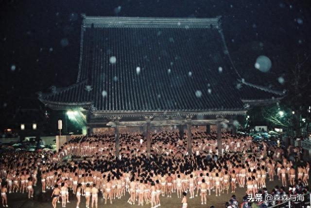 不被游客理解的日本节日，参加者几乎全裸，外国女游客只捂眼