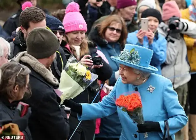 英女王穿蓝色套装现身教堂，胸针大有含义：支持哈里梅根回归