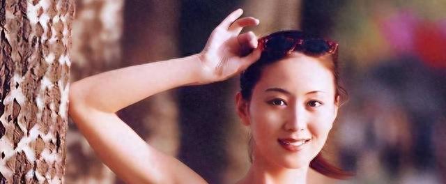 中国第一“裸模”汤加丽：走红后离婚，父亲说丢人，后来怎样了？