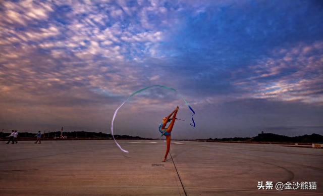 机场跑道中间拍艺术体操美女伴着彩霞烟花起舞