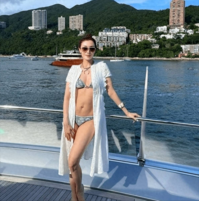香港女神李嘉欣晒比基尼照，秀蛮腰细腿超火辣，海边背影迷人！