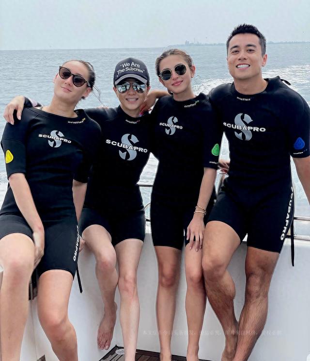 刘嘉玲到马尔代夫度假，包下游艇出海潜水，57岁皮肤白皙美腿吸睛