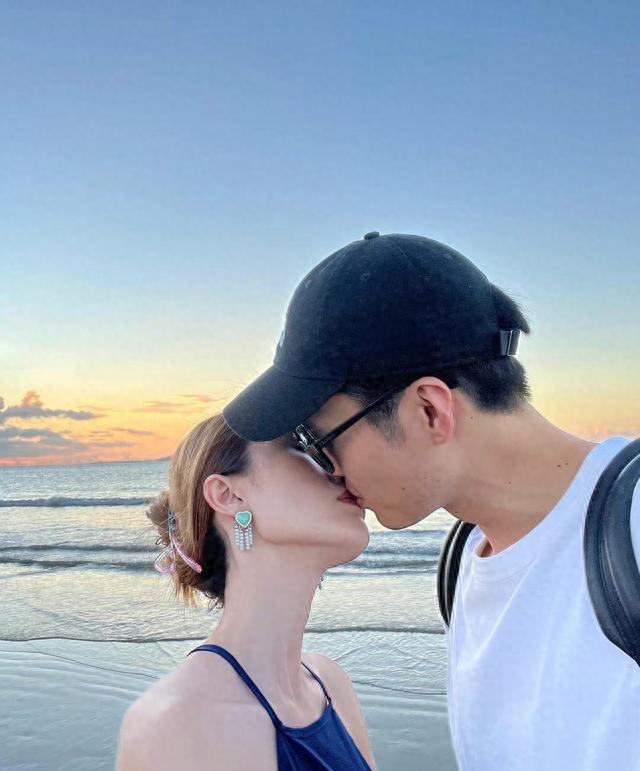 青春女星朱佳希分享海岛旅游写真，纯美泳装与男友深情激吻
