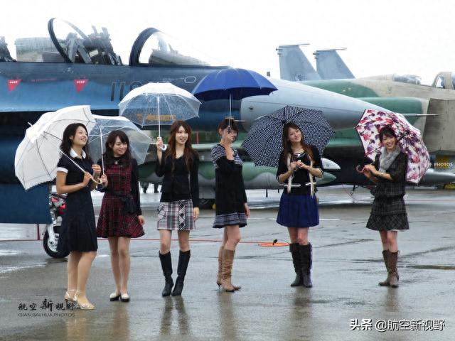 美女与F-15战斗机蛮配，自卫队对外宣传有一套，公司职员客串模特