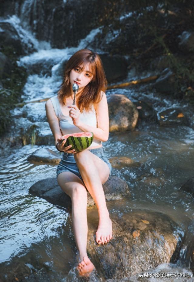 小溪边吃西瓜的美女，太美了！