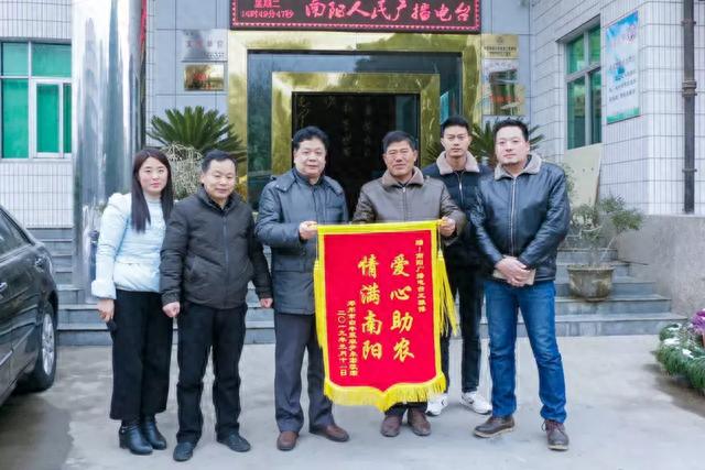半月内电台美女记者帮助销售白菜300吨 邓州菜农送锦旗致谢
