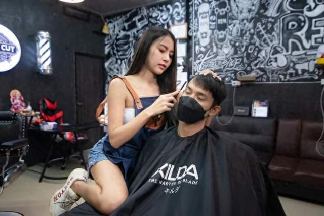 泰国一家理发店美女理发师太妖娆引热议，网友：看起来不像在理发