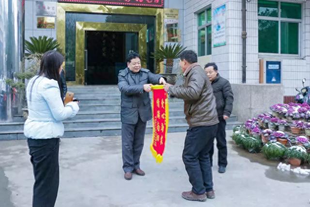 半月内电台美女记者帮助销售白菜300吨 邓州菜农送锦旗致谢