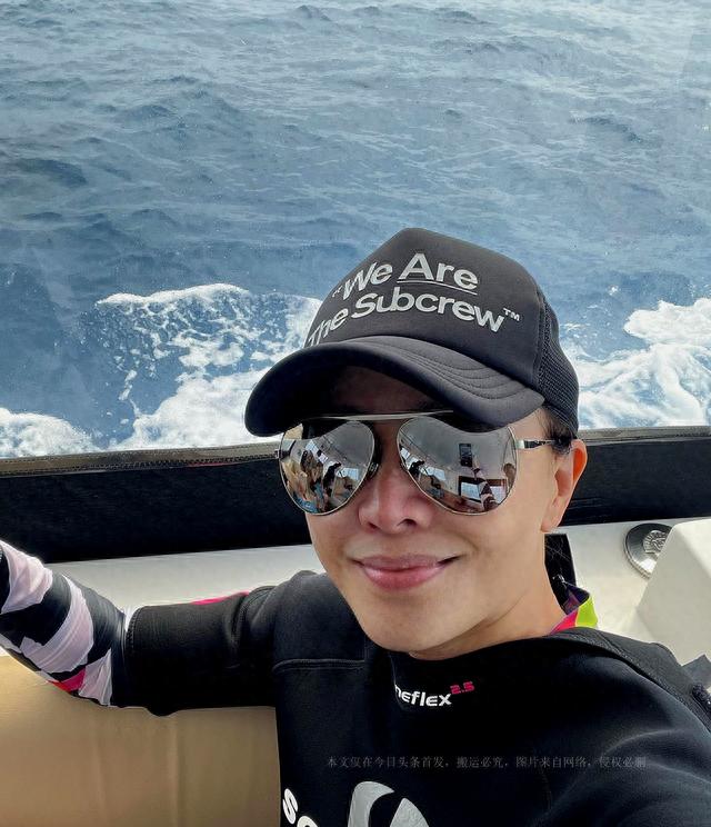 刘嘉玲到马尔代夫度假，包下游艇出海潜水，57岁皮肤白皙美腿吸睛