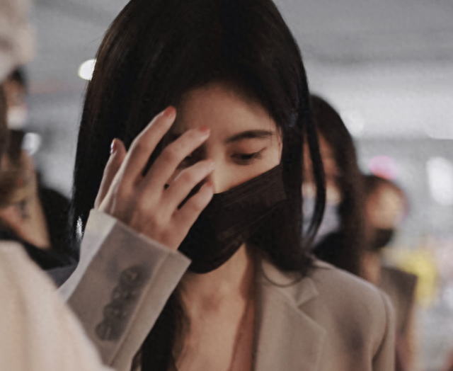 鞠婧祎机场路透氛围感太绝，被镜头放大怼脸拍，意外暴露真实发量