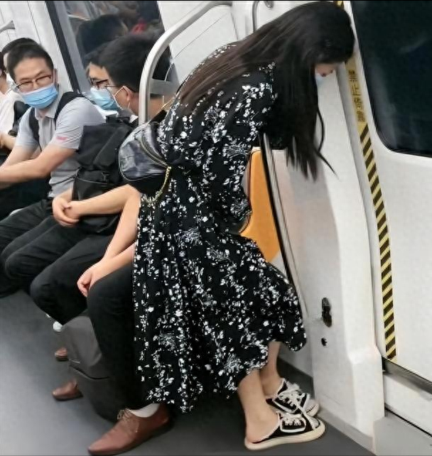 回顾：美女坐地铁“内急”靠门直跺脚，乘客为她加油：还有两分钟