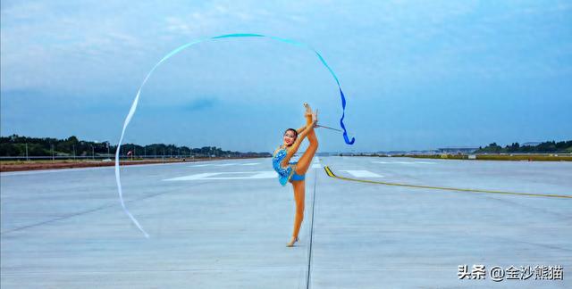 机场跑道中间拍艺术体操美女伴着彩霞烟花起舞