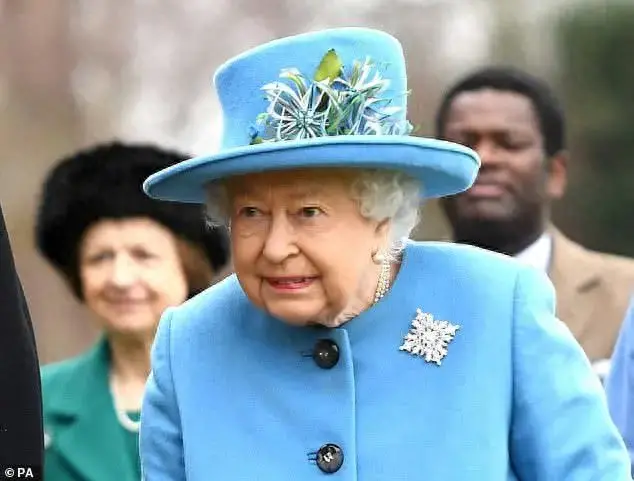 英女王穿蓝色套装现身教堂，胸针大有含义：支持哈里梅根回归