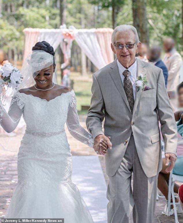 美国24岁黑人女子嫁给了85岁男士，比自己外公还年长，准备生俩娃