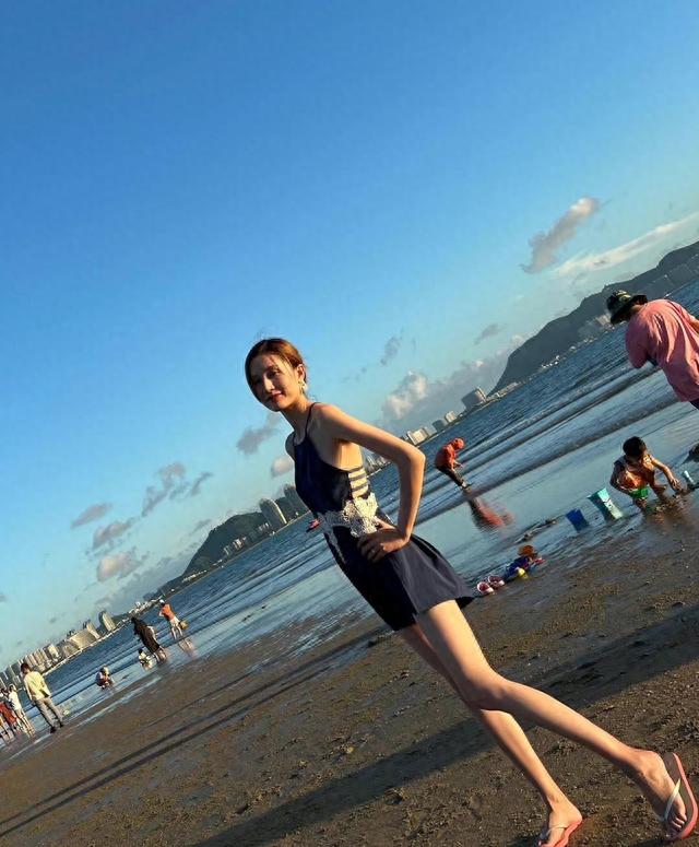 青春女星朱佳希分享海岛旅游写真，纯美泳装与男友深情激吻