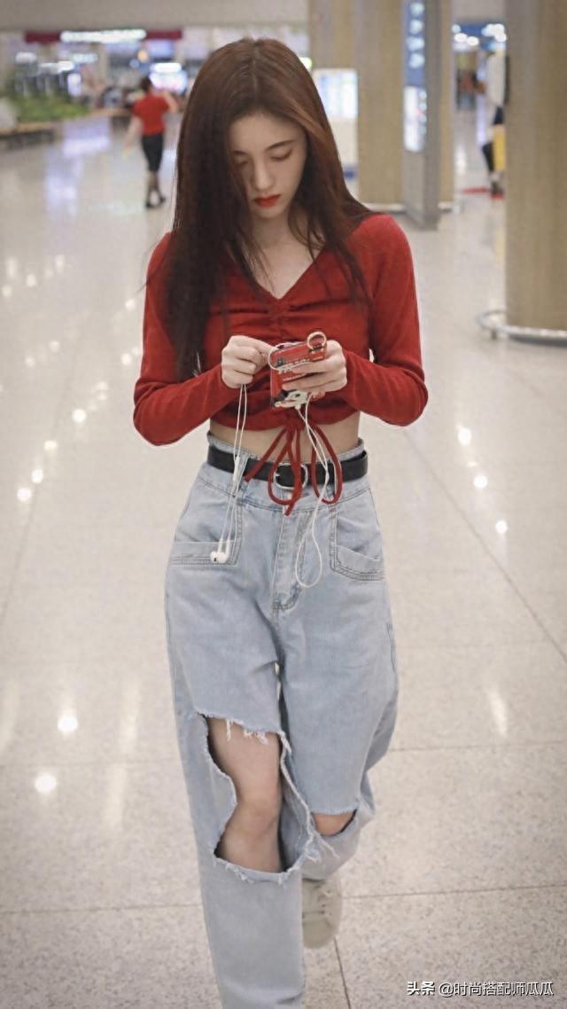 鞠婧祎真是“美丽冻人”！大冬天光腿穿破洞裤走机场，为时髦拼了