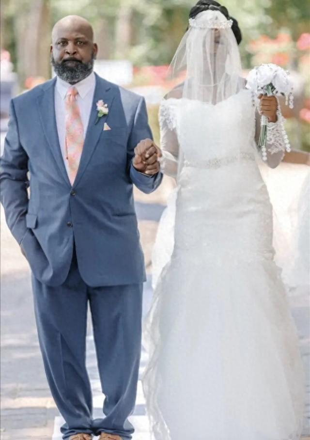美国24岁黑人女子嫁给了85岁男士，比自己外公还年长，准备生俩娃