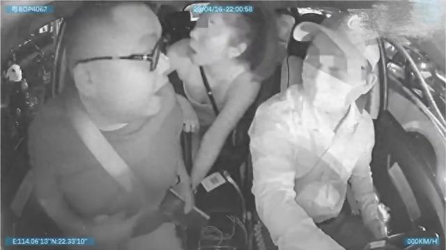 辣眼睛！一女两男在出租车内上演激情吻戏，司机提醒反遭怒怼