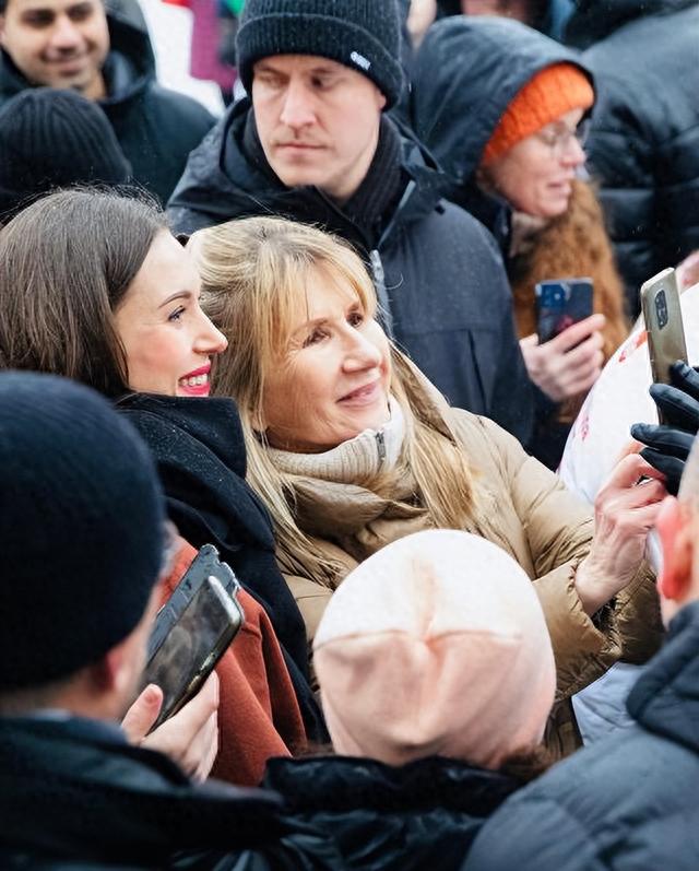 被37岁芬兰美女总理惊艳到！和民众自拍都这么美，橘红大衣太好看