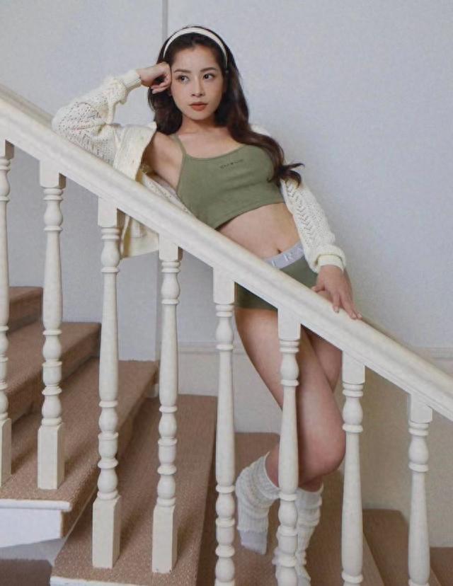 越南第一美女芝芙内衣照，淡绿色套装性感，白色短袖和内裤吸睛