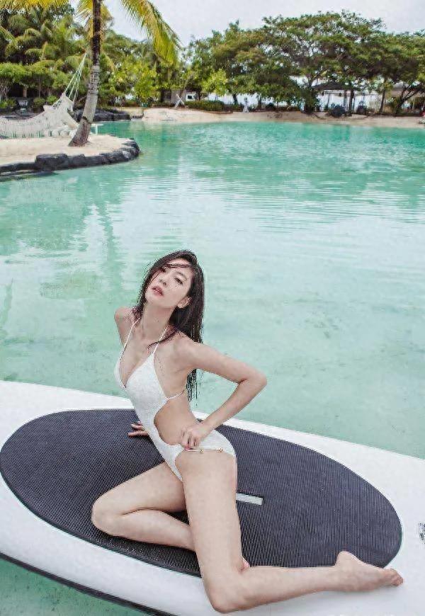 世界闪耀的美！亚洲第一美女克拉拉夏日沙滩照，挡不住的好身材