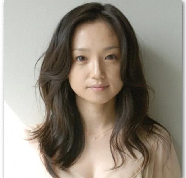 日本影星香川照之被曝性丑闻，手伸进女方衣服，摸胸强吻扯内衣