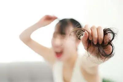 杭州25岁姑娘发际线高如寿星公！头发别这么梳了，脱发会越来越严重