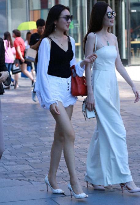 当三姐妹走到街上，最引人注目的就是中间的大长腿美女！