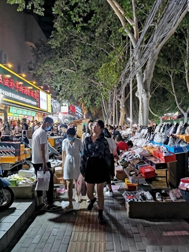 郑州最大的地摊夜市：美女边直播边摆摊，真会日入过万吗