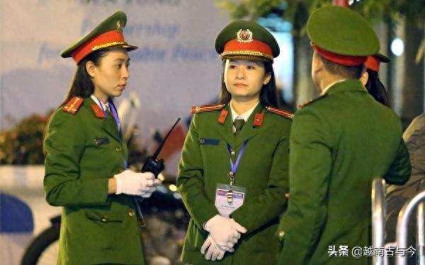 实拍越南街头美女警察：个个长得十分漂亮，图四笑的最甜美