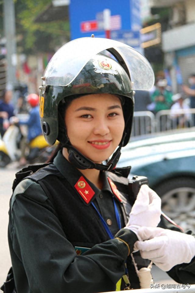 实拍越南街头美女警察：个个长得十分漂亮，图四笑的最甜美