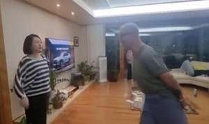 韩国美女主播热舞诱惑视频(小S在韩国和具俊晔热舞，拉手转圈不避讳，3个女儿和婆婆冷脸观看)