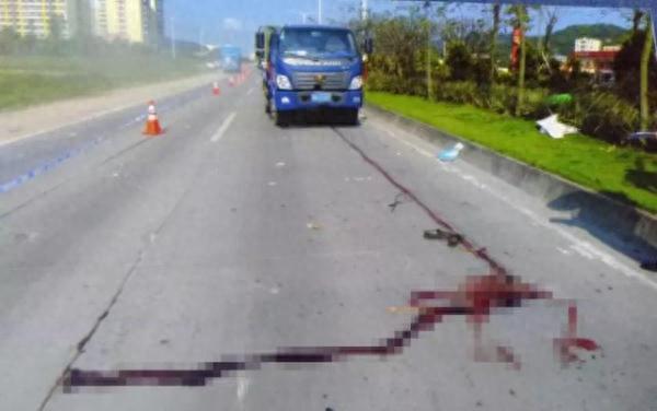 珠海女护工推87岁老人过街，被司机撞出百米双亡，现场百米血痕