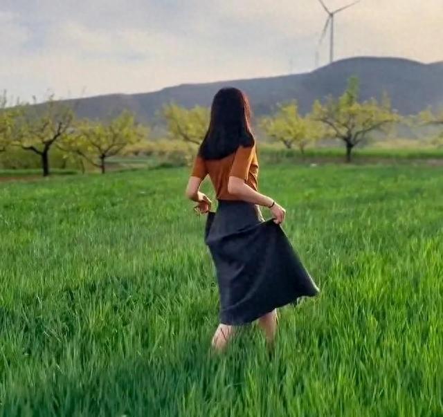 一个光着脚丫奔跑在田间地头，只能看她背影的女网红。