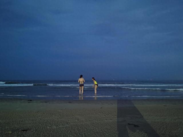 南海的夜晚，遇见沙滩上拍照的两个女孩