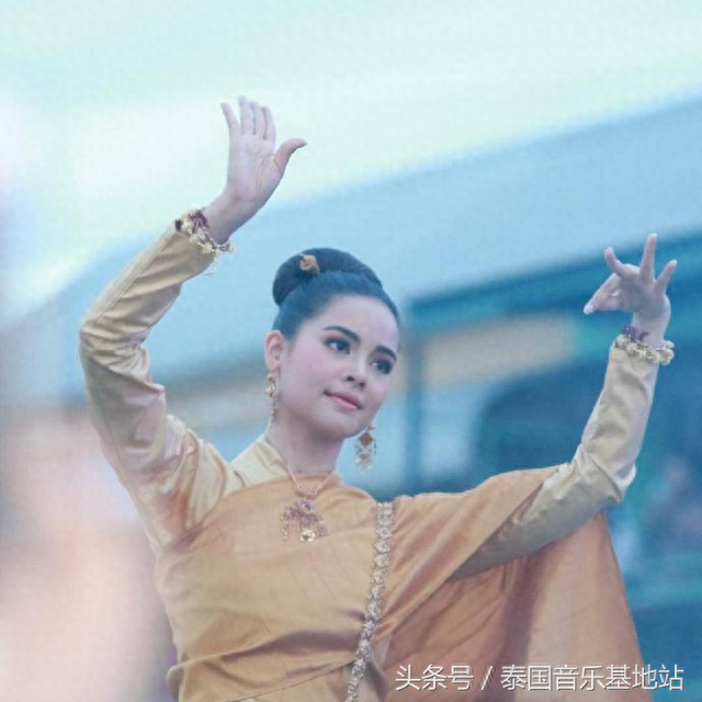 泰国美女明星YAYA廊开府娜迦火球节献舞 宛若天仙的舞姿太美了