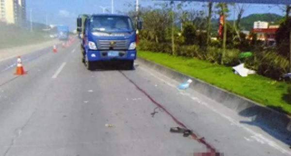 珠海女护工推87岁老人过街，被司机撞出百米双亡，现场百米血痕