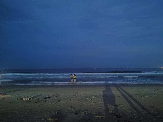 南海的夜晚，遇见沙滩上拍照的两个女孩
